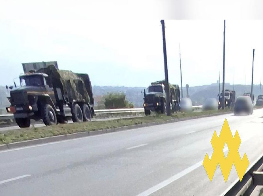 Партизани зафіксували, як росіяни перекидають військову техніку та озброєння у напрямку Курська з Криму (фото)