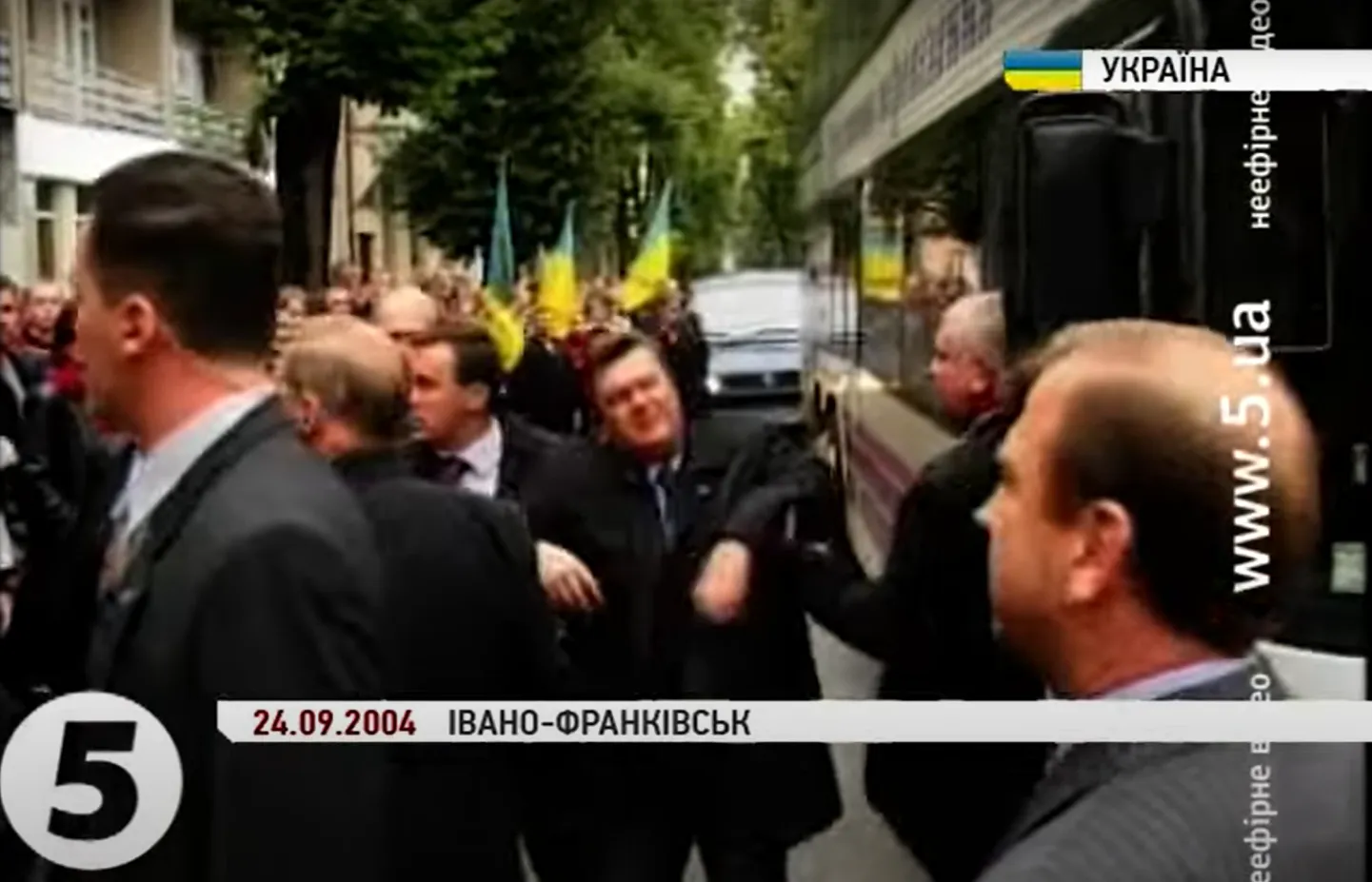 Рівно 20 років тому стався яєчний замах на кандидата у президенти України Януковича: де зараз перебуває “снайпер”, який подарував легендарний мем