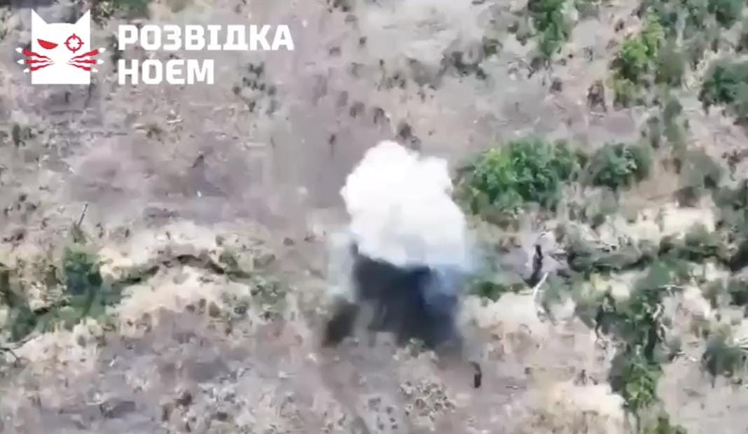 Після атаки українського дрона-камікадзе тіло російського окупанта викинуло з окопу