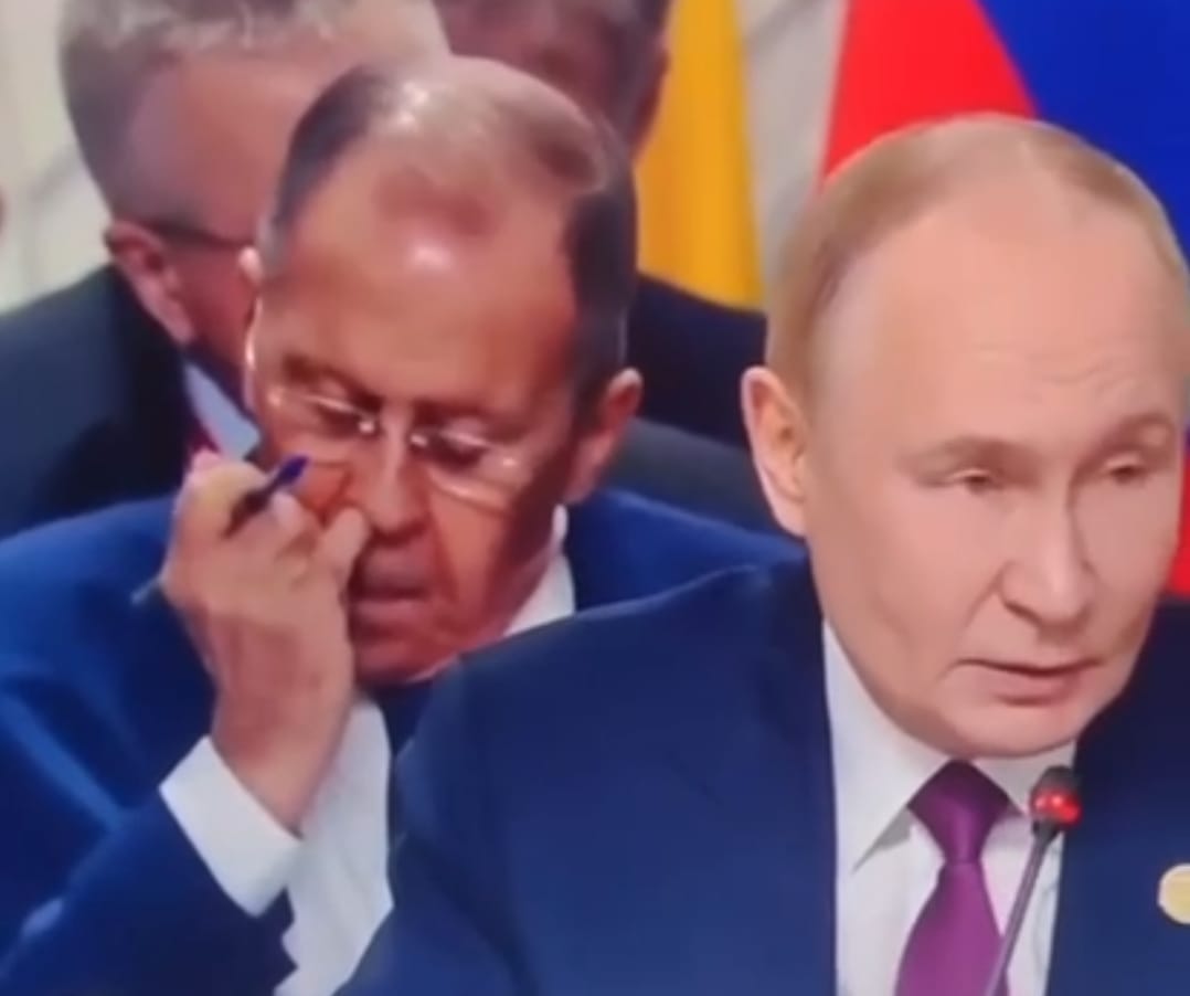 Сергій Лавров уважно розглядав “дипломатів” свого носа
