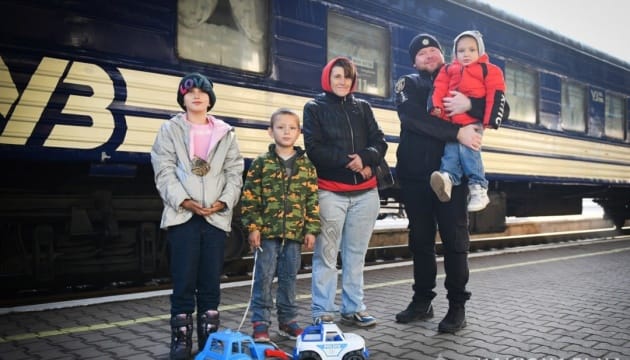 Родину з трьома дітьми евакуювали з-під обстрілів на Запоріжжі (ВІДЕО)