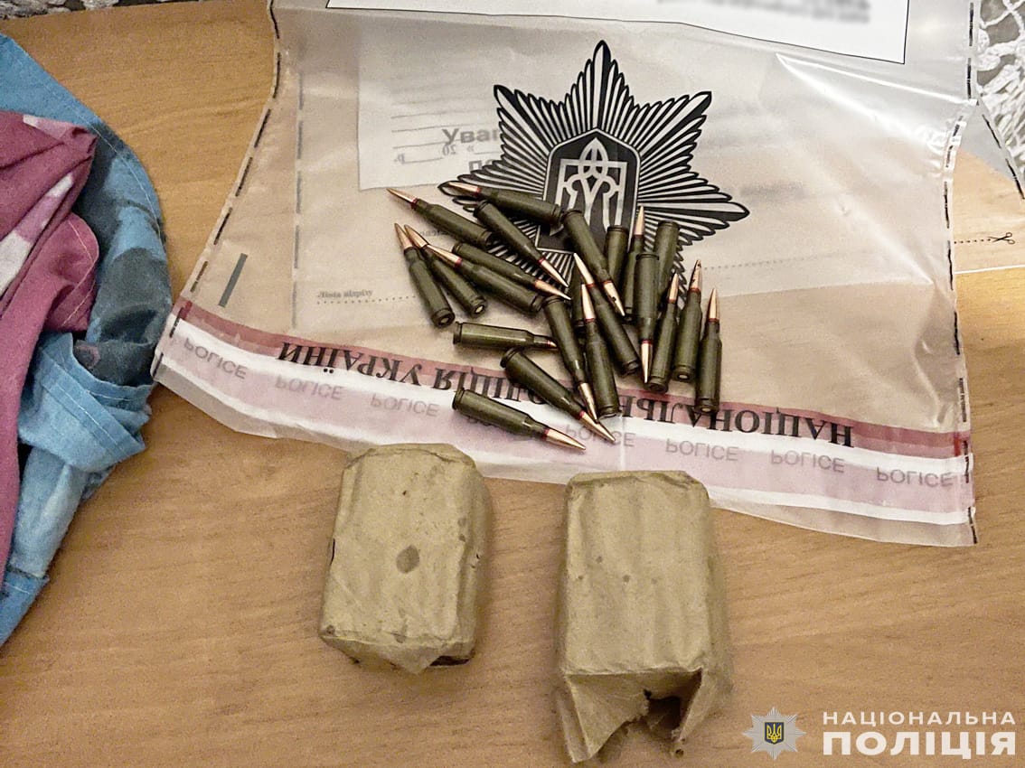 Канал незаконного обігу автоматичної зброї та боєприпасів ліквідували на Чернігівщині