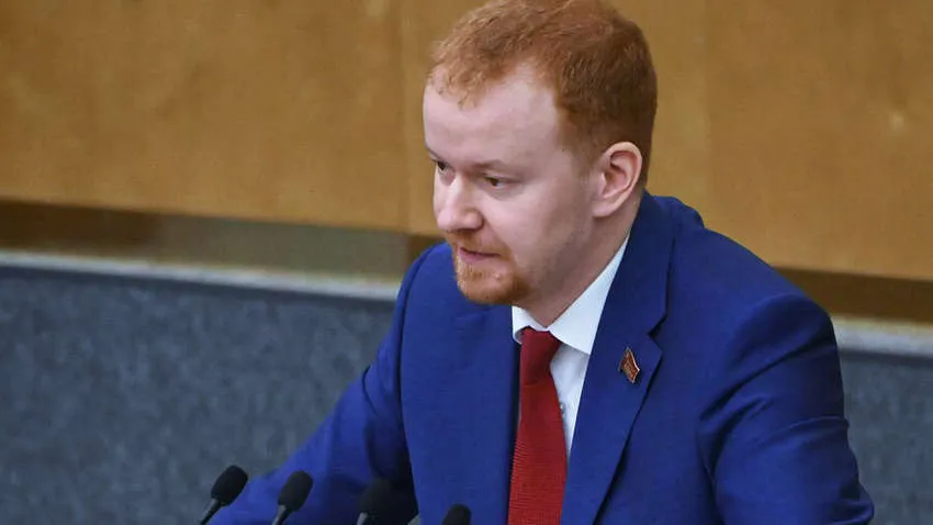 У РФ на фронт хочуть відправити депутата, який привів до думи повію