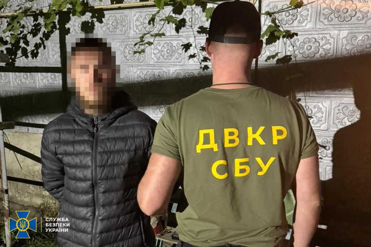 Дизертира, який коригував ворожі удари по Сумщині та Вінниччині, затримали правоохоронці