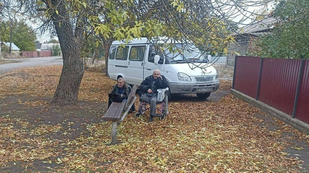 Волонтер допоміг евакуювати з двох сіл Донеччини дев’ять людей