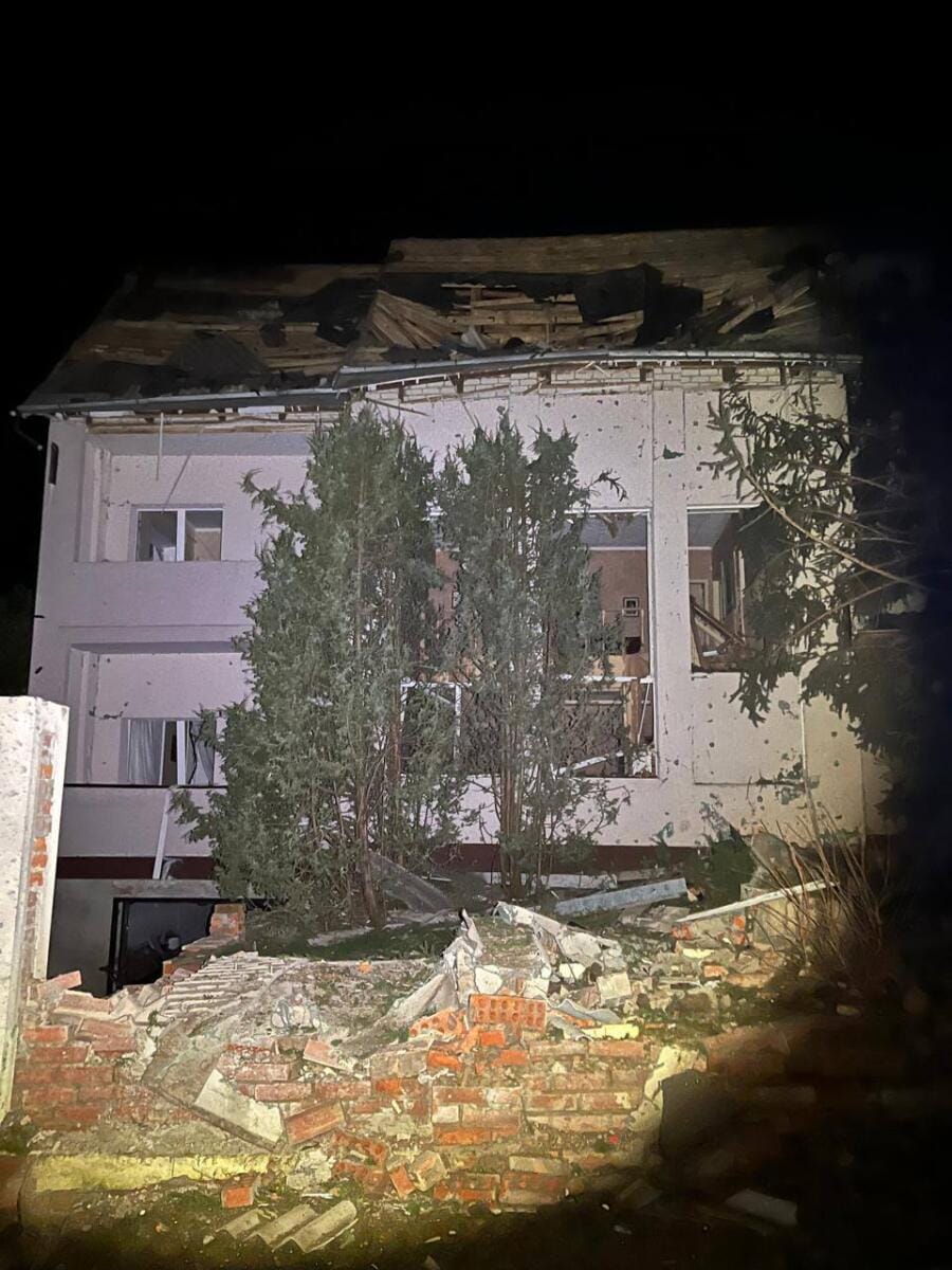 Росіяни скинули авіабомбу на Малоданилівську громаду на Харківщині: троє людей поранено
