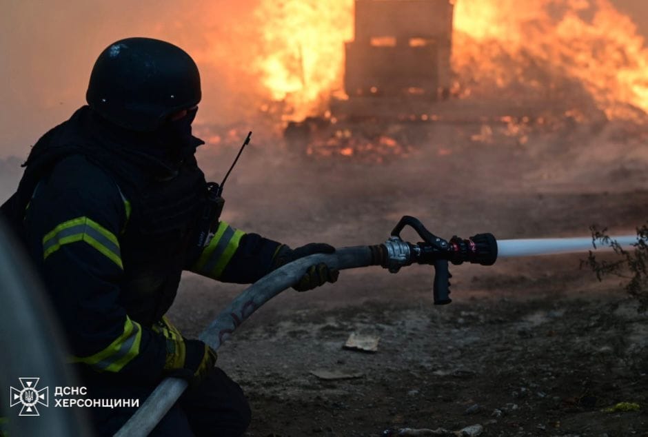 Внаслідок російського обстрілу в одному з мікрорайонів Херсона спалахнула масштабна пожежа