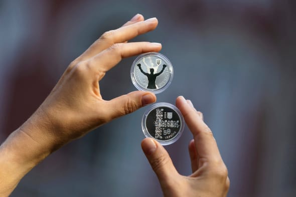 На українських монетах з’явився відомий боксер