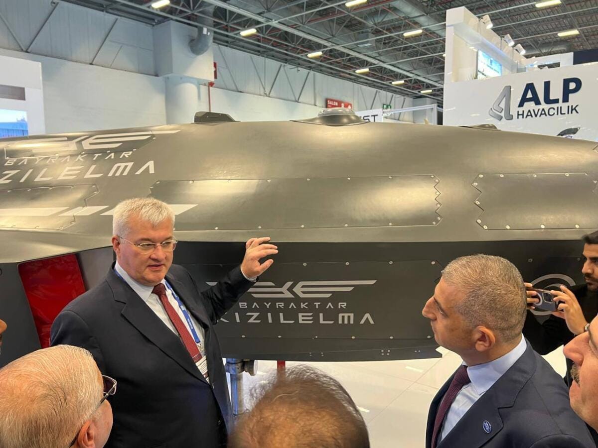 Очільнику українського МЗС у Стамбулі подарували безпілотник Kizilelma з українською символікою