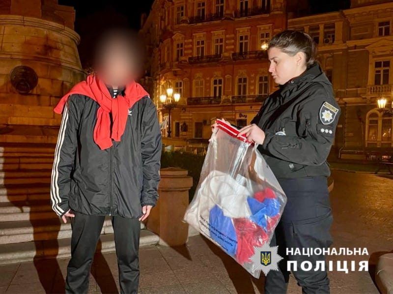В Одесі поліція затримала жінку, яка намагалась повісити триколор на Європейській площі