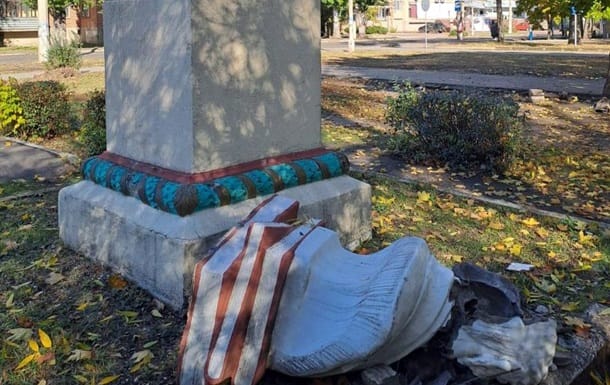 Пам’ятник російському письменнику Чехову скинули на Донеччині