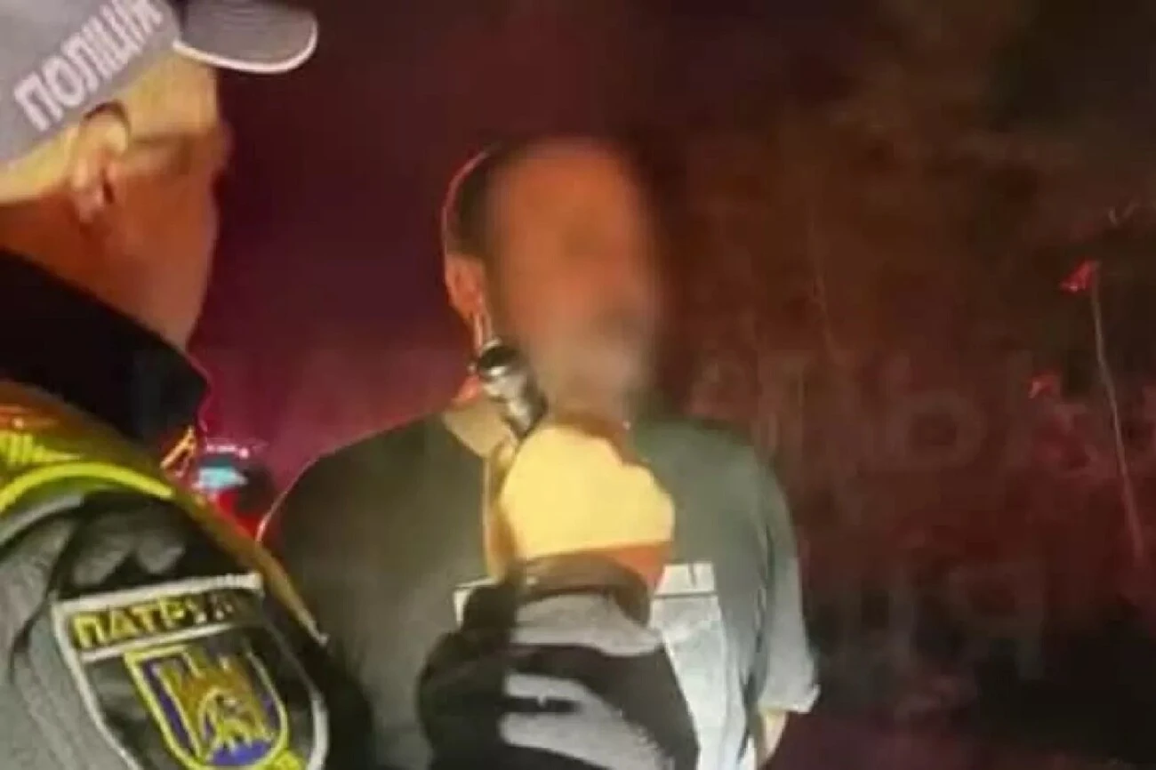 Нетверезий водій у Львові погрожував поліцейським гранатою (відео)