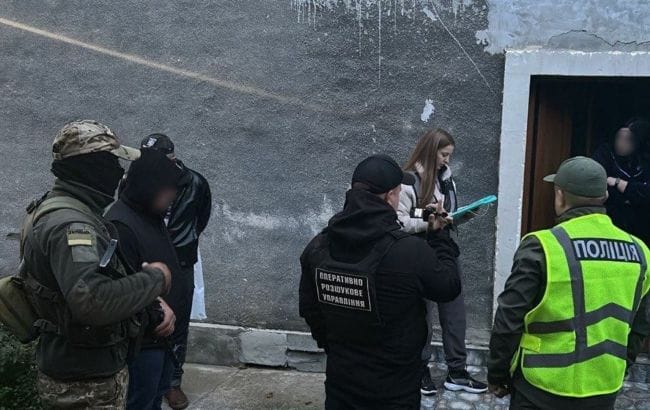 Масштабну схему втечі ухилянтів з України розкрили правоохоронні органи