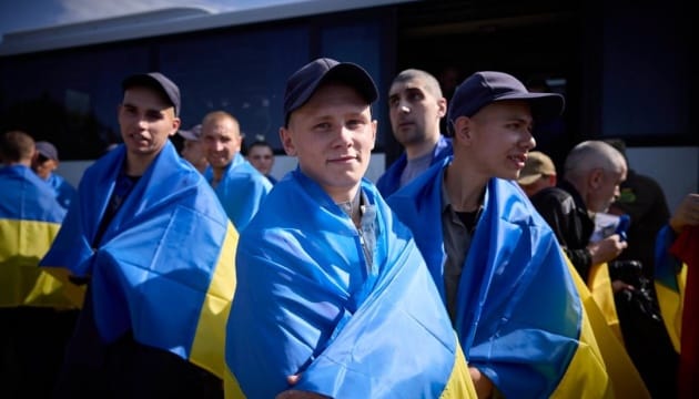 Поради громадянам, як спілкуватися зі звільненими з полону, озвучили в українському МВС