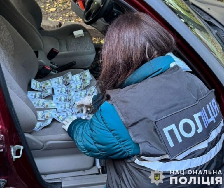 Львів’янина, який вимагав 10 тисяч доларів у військового, затримали співробітники правоохоронних органів