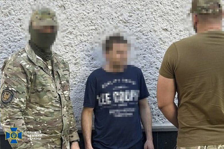 Українські спецслужби викрили ворожого агента, який допомагав закидувати бомбами Вовчанськ
