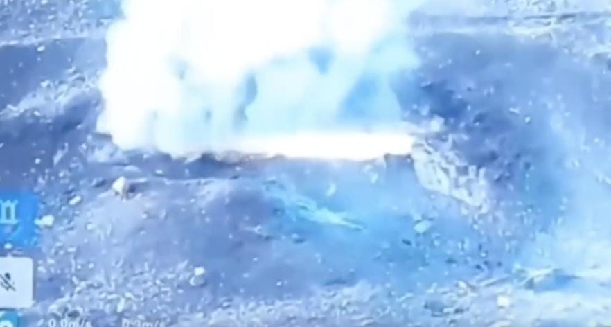 Військові ЗСУ випалили ворожий бліндаж дроном-камікадзе із термітним зарядом 