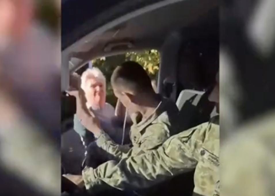 Жінки атакували автомобіль співробітників ДПСУ на Закарпатті: деталі інциденту
