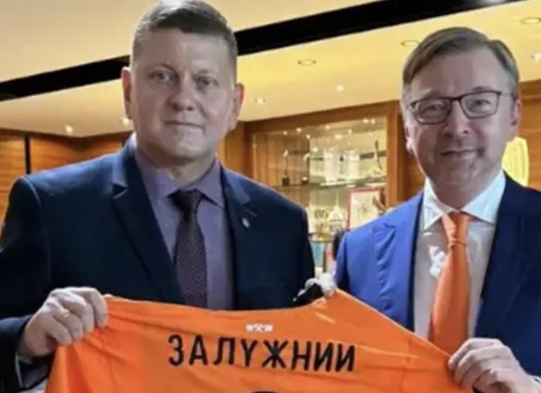Футболку донецького Шахтаря отримав посол України у Великій Британії Валерій Залужний