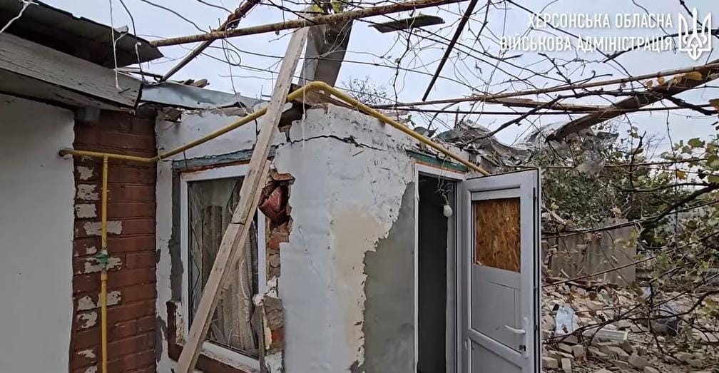 Окупанти обстріляли Зеленівку на Херсонщині: влада показала наслідки (ВІДЕО)