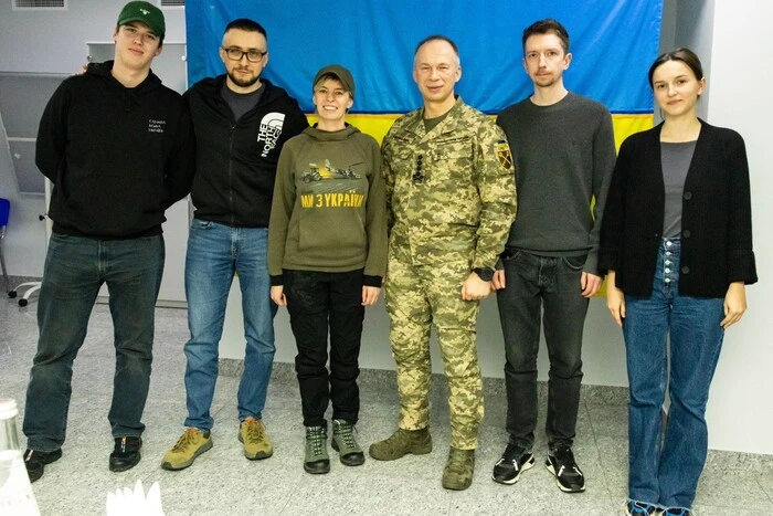 Головнокомандувач ЗСУ Сирський зустрівся з волонтером Стерненком
