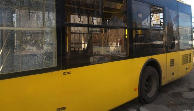 Росіяни скинули вибухівку на тролейбус у Херсоні