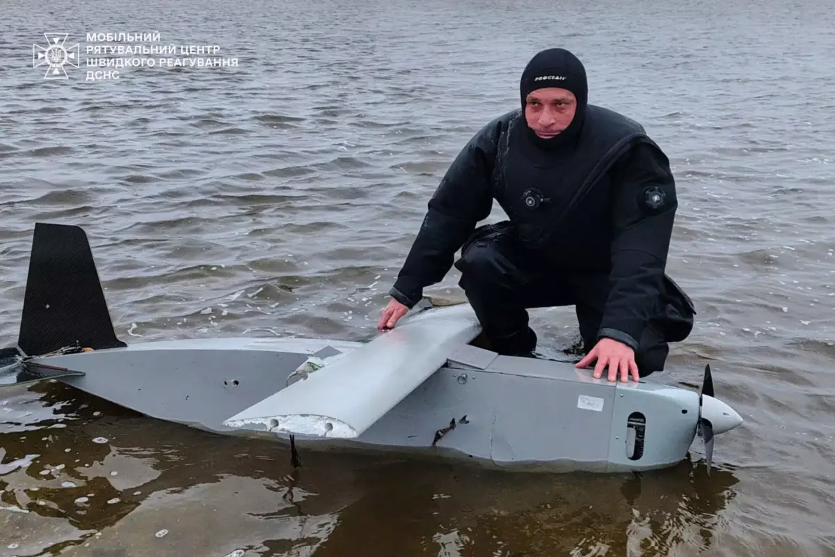 З Київського водосховища водолази-сапери виловили залишки російського дрона