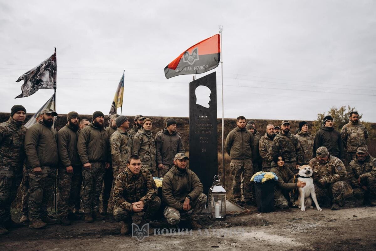 Стелу на честь Дмитра “Да Вінчі” Коцюбайла відкрили на Донеччині
