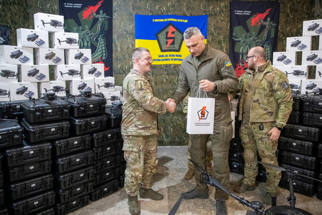 Київський мер відвіз захисникам на Донбасі майже 700 дронів