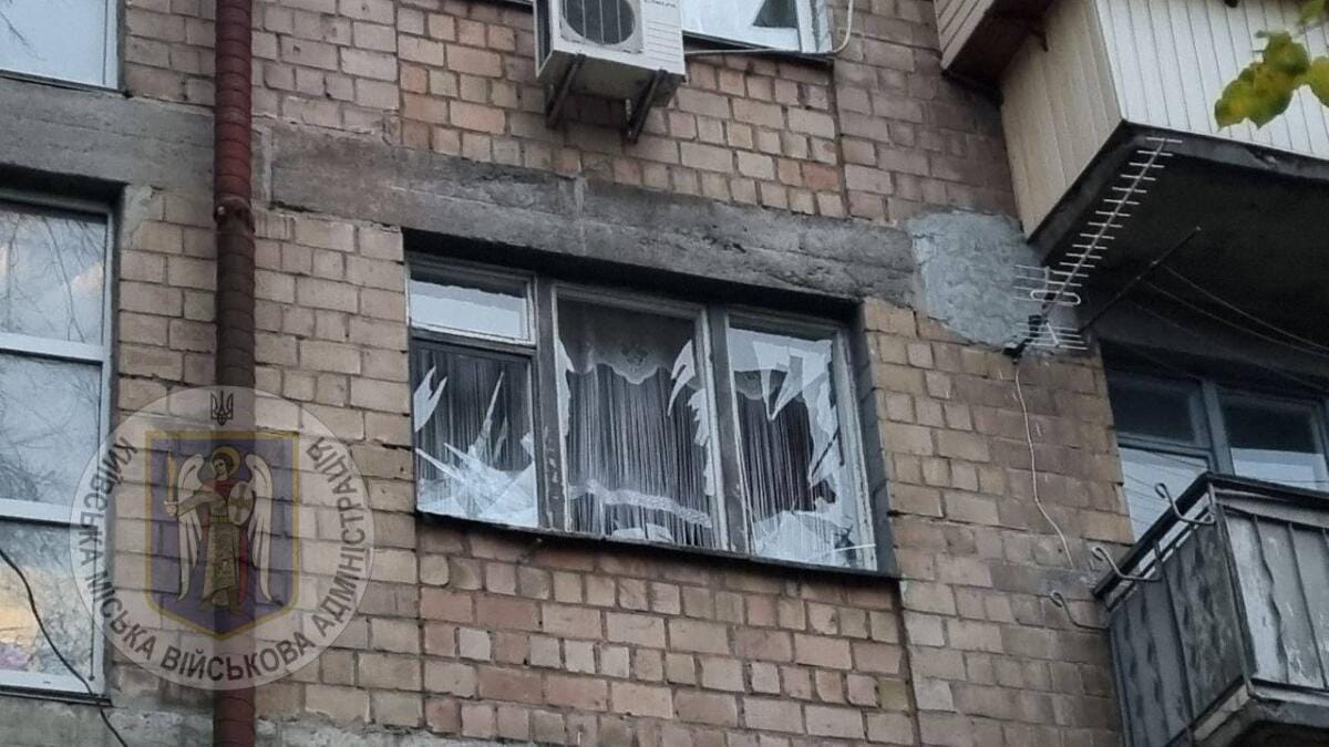У двох районах Києва впали уламки БПЛА: спалахнула пожежа