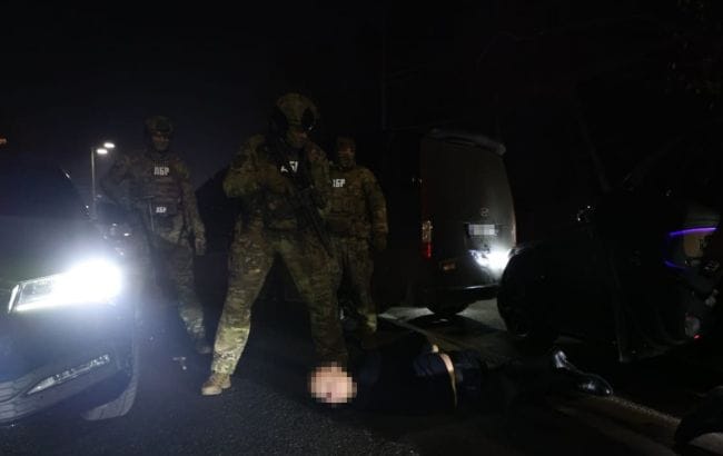 У Полтаві ДБР затримало поліцейського та двох “авторитетів”: деталі