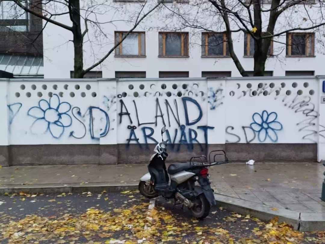 У Москві дипломатичне відомство Фінляндії не тільки обмалювали, а й закидали яйцями
