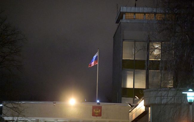 На посольство Росії у Швеції безпілотник скинув червону фарбу