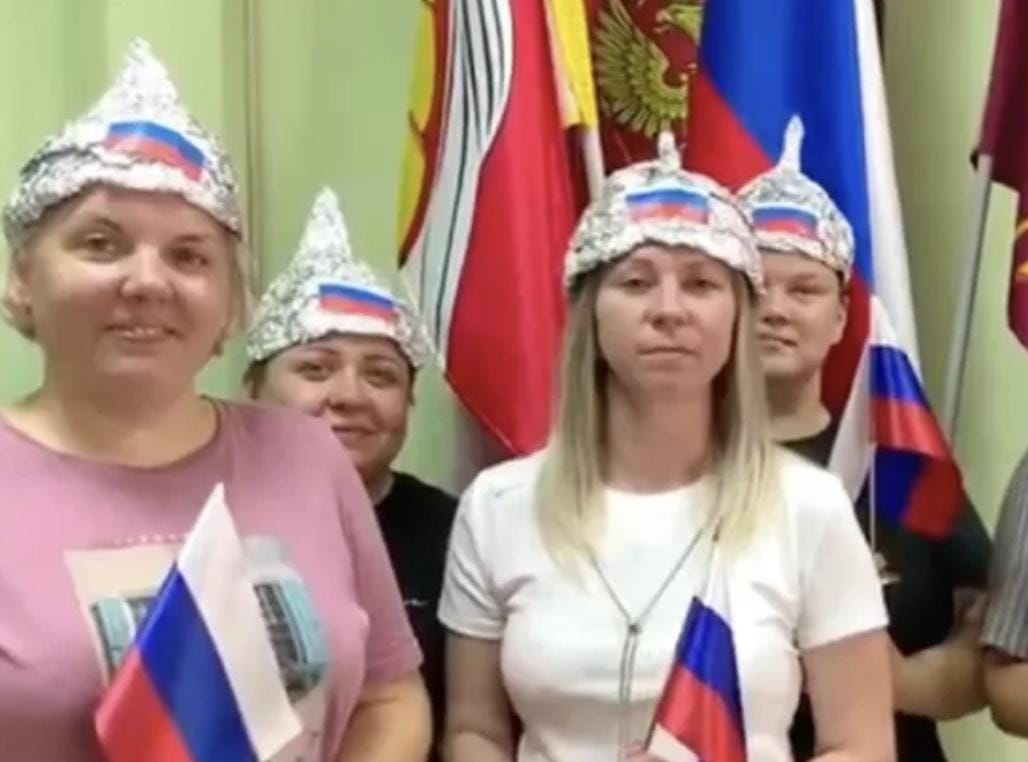 Антинатовську акцію у шапочках з фольги провели російські вчителі