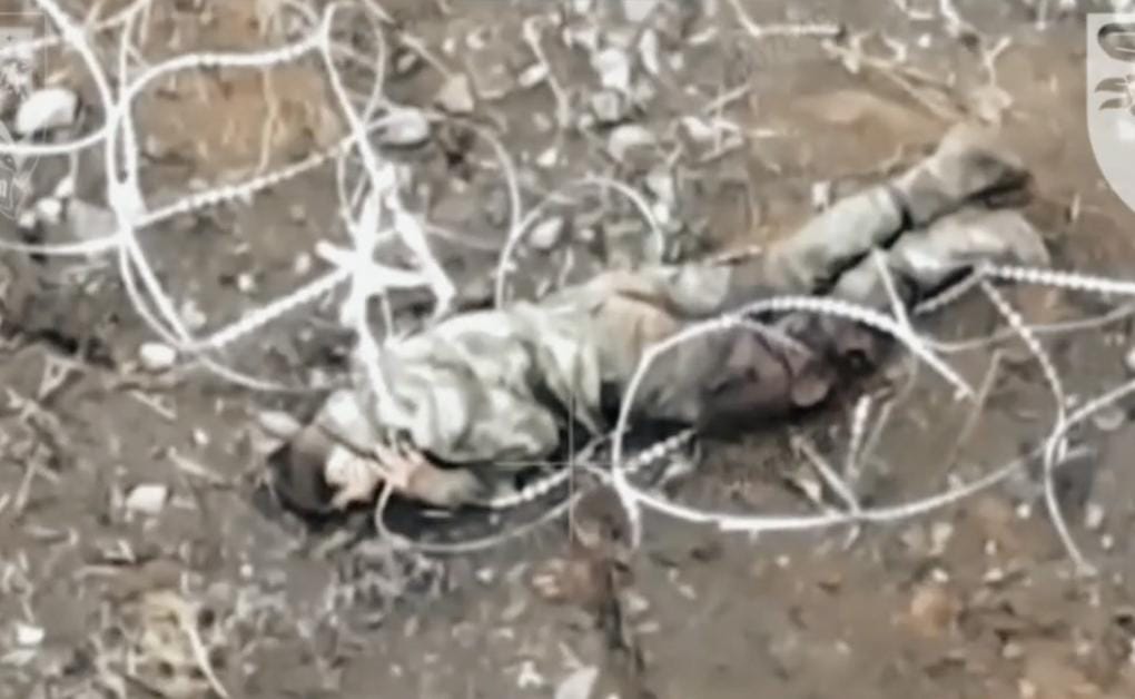 На Донеччині російський окупант перерізав собі горло колючим дротом