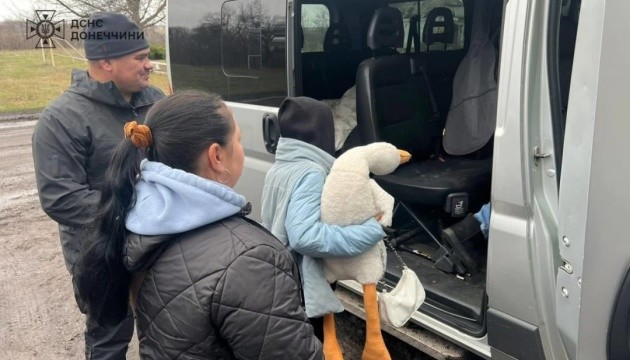 З Покровського району евакуювали жінку з двома дітьми