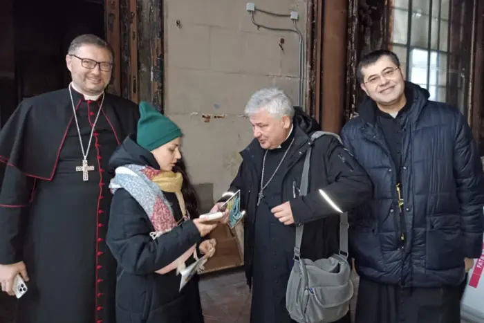 Голуба миру з уламків скла пошкодженого РФ костелу у Києві передали Папі Римському