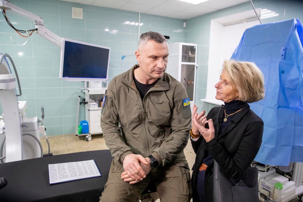 Допомогу для реабілітації поранених захисників передала Києву мерія Брюсселю