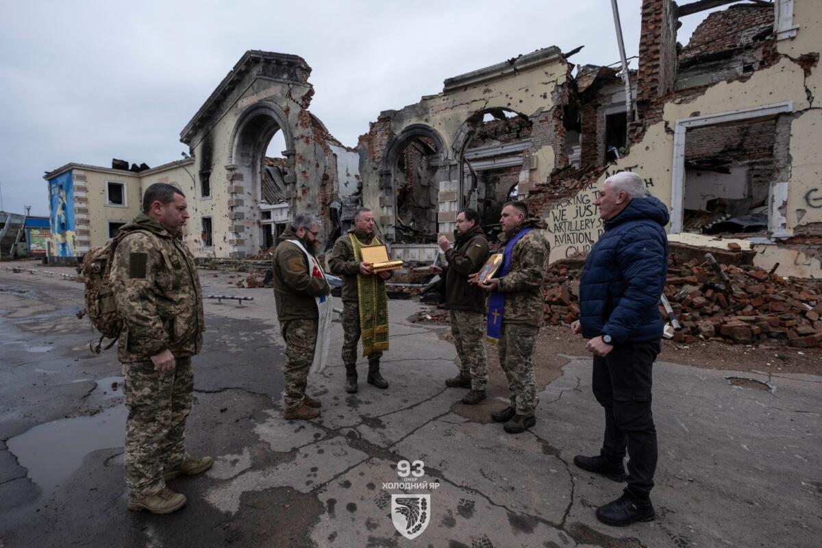 У прифронтовій Костянтинівці військові капелани провели хресний хід