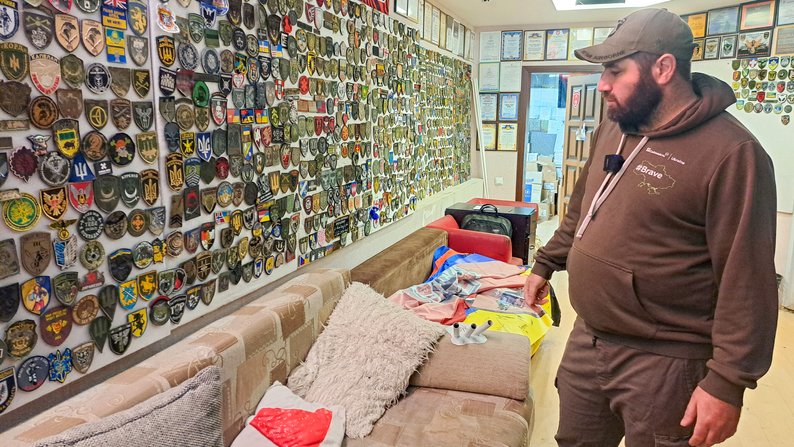 Волонтери з Краматорська зібрали визначну колекцію шевронів та прапорів бригад