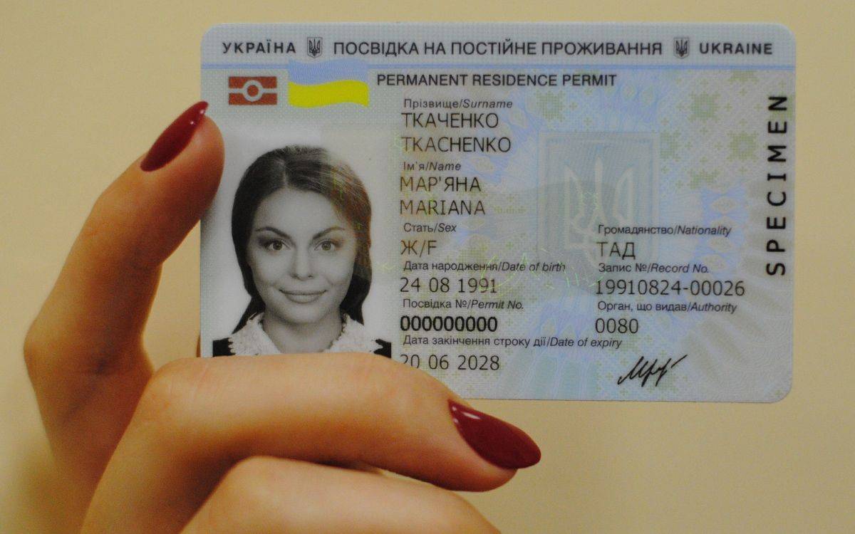 В Україні спростили механізм оформлення посвідок на проживання для іноземців, які допомагають ЗСУ