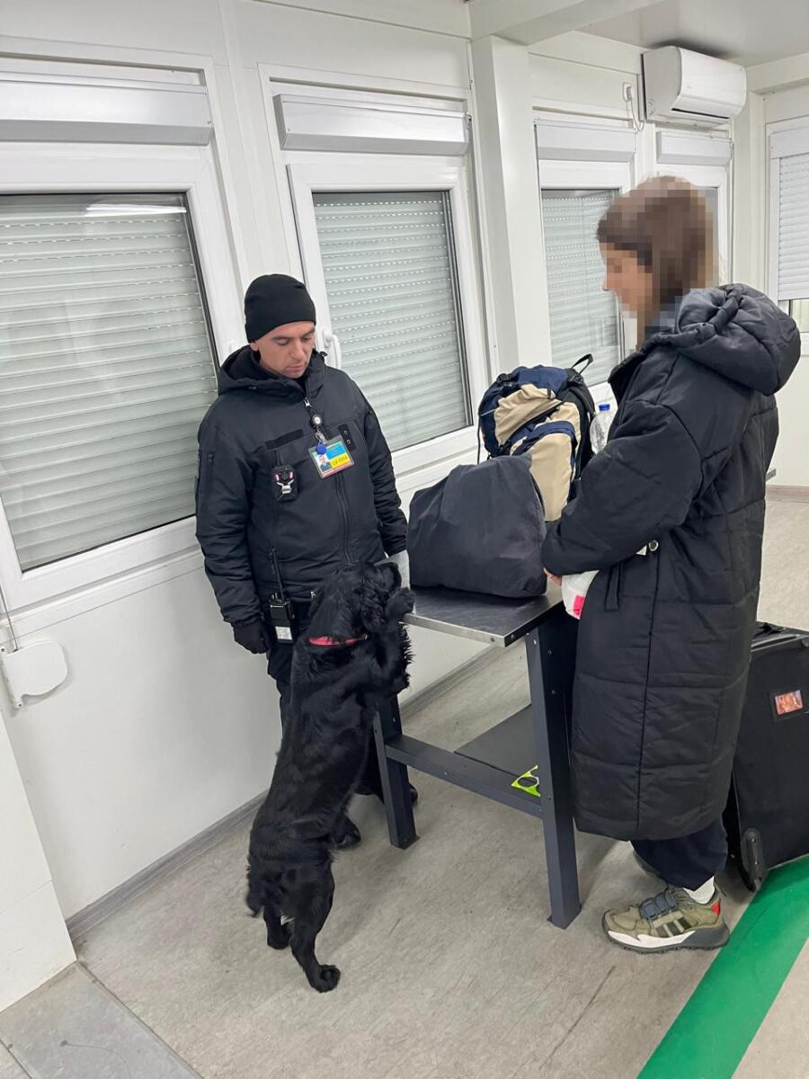 На кордоні з Польщею в українки виявили шоколад з наркотиком