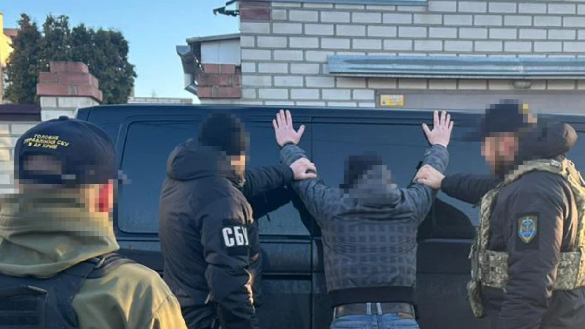 Правоохоронці затримали чоловіка, який працював охоронцем катівні під час окупації Херсона