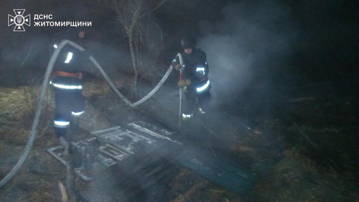 Внаслідок ворожого удару на Житомирщині виникла пожежа: люди не постраждали