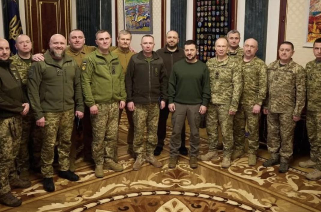 Фото президента України з генералами ЗСУ стало предметом обговорення відомої журналістки