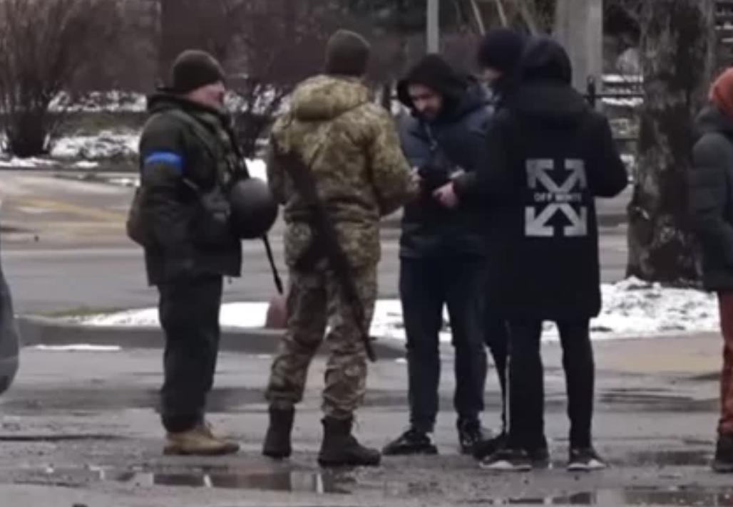 Співробітники ТЦК і поліції “полювали” на чоловіків біля укриття під час ракетної атаки у Києві