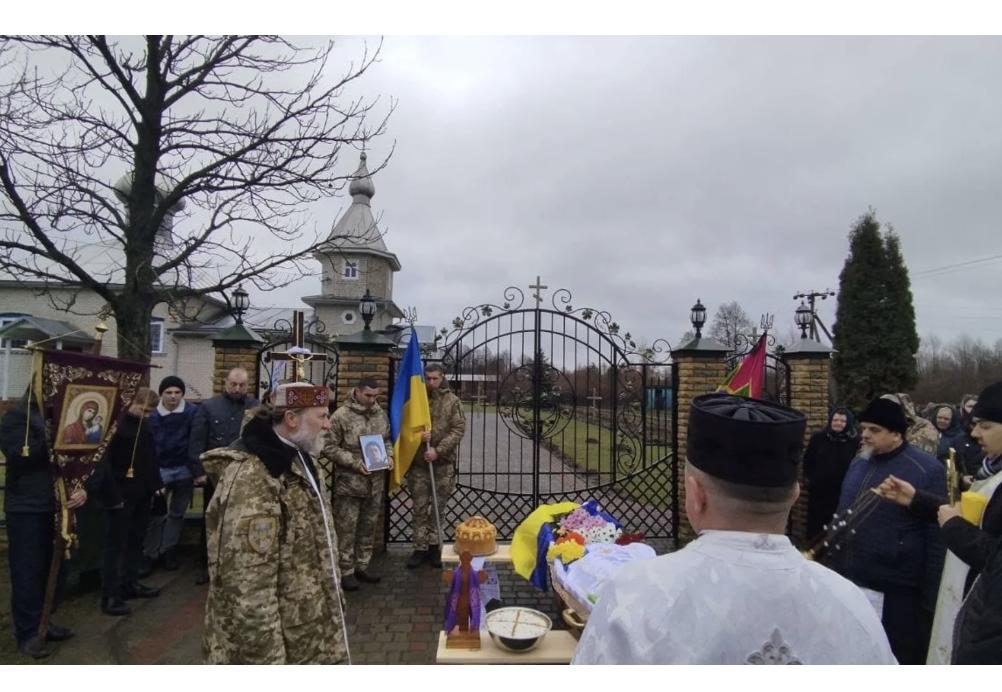 Загиблого військового відспівували перед воротами церкви у Волинській області: причина