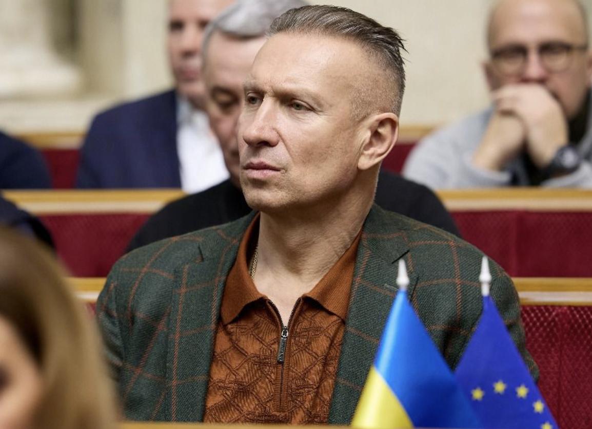 За інформацією ЗМІ нардеп Геннадій Вацак під час війни не тільки придбав два елітних автомобілі, а й надав благодійну допомогу 