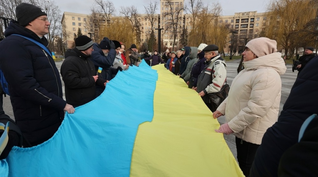 До Дня Соборності біля пошкодженого окупантами Держпрому у Харкові розгорнули прапор України (ФОТО)