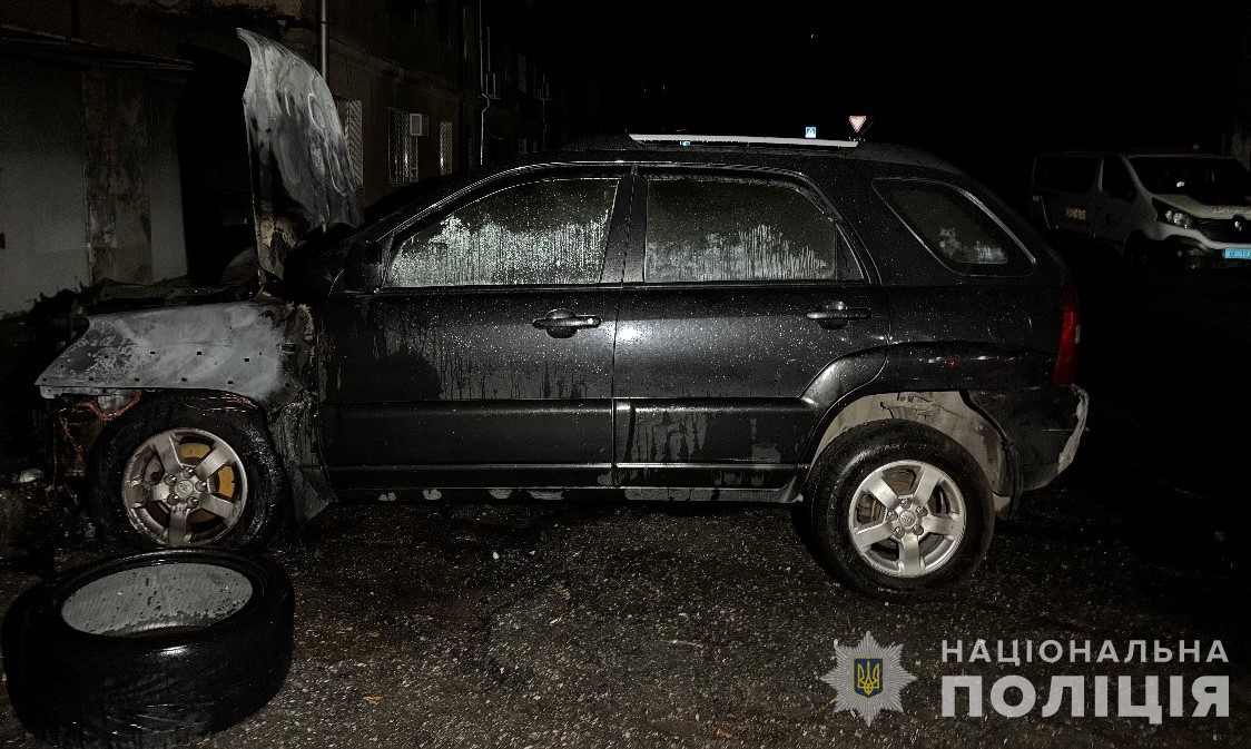 Підпалювали автівки за грошову винагороду: в Одесі затримано дівчат 17-ти та 18-ти років